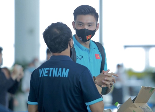 CLIP: Cận cảnh các cầu thủ đội tuyển Việt Nam lên đường sang UAE - Ảnh 12.