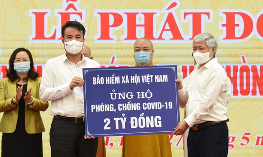 BHXH Việt Nam trao 2 tỉ đồng ủng hộ phòng chống dịch Covid-19 - Ảnh 1.