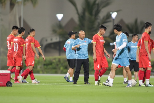 Chùm ảnh buổi tập đầu tiên của đội tuyển Việt Nam tại UAE - Ảnh 4.