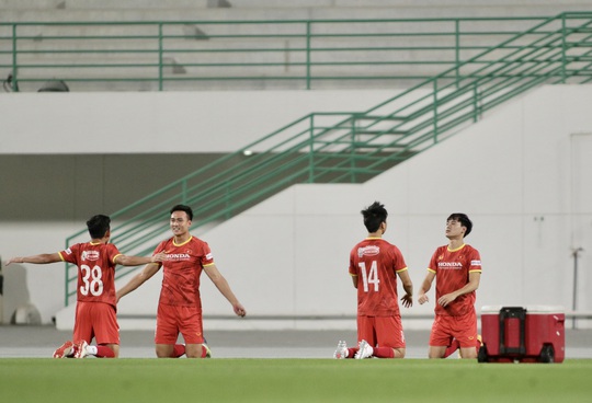Chùm ảnh buổi tập đầu tiên của đội tuyển Việt Nam tại UAE - Ảnh 1.