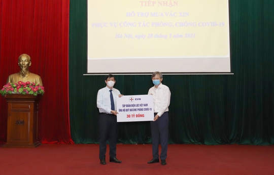 Tập đoàn Điện lực Việt Nam ủng hộ 30 tỉ đồng cho Quỹ vắc-xin phòng Covid-19 - Ảnh 1.