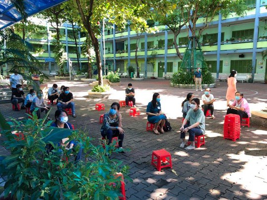 TP HCM: Cảm động hình ảnh giáo viên thực hiện xét nghiệm sàng lọc Covid-19 để phục vụ kỳ thi - Ảnh 1.