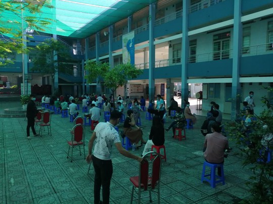 TP HCM: Cảm động hình ảnh giáo viên thực hiện xét nghiệm sàng lọc Covid-19 để phục vụ kỳ thi - Ảnh 2. TP HCM: Cảm động hình ảnh giáo viên thực hiện xét nghiệm sàng lọc Covid-19 để phục vụ kỳ thi - Ảnh 2.