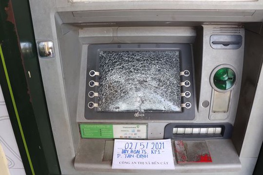 Bình Dương: Bắt giữ kẻ đập phá hàng loạt máy ATM - Ảnh 2.