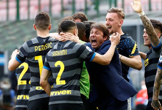 Inter Milan soán ngôi vương Serie A của Juventus - Ảnh 1.