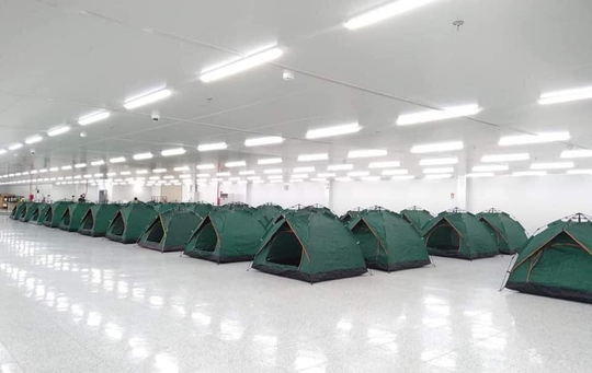Những hình ảnh lắp lều ở Bắc Ninh để công nhân làm, nghỉ, ăn, ngủ tại công ty - Ảnh 4.