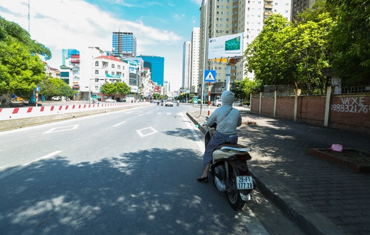 Cận cảnh mặt đường chảy nhựa dưới cái nắng nóng gay gắt - Ảnh 8.