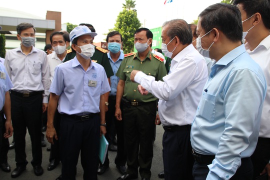 Phó Thủ tướng Trương Hòa Bình kiểm tra công tác phòng chống dịch Covid-19 tại các KCX-KCN - Ảnh 1.
