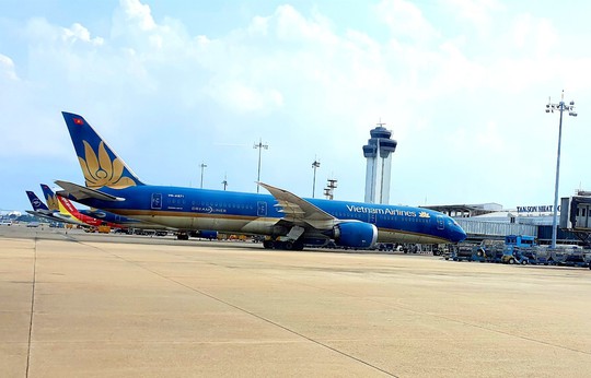 Bộ Tài chính nói về đề xuất tăng giá trần vé máy bay của Vietnam Airlines - Ảnh 1.