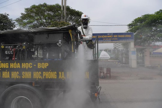 Covid-19 tấn công các bệnh viện - Ảnh 1.