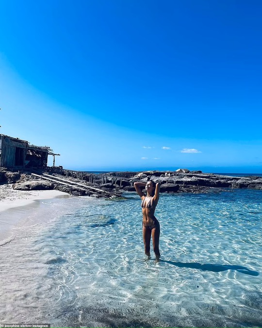 “Thiên thần nội y” đẹp ngất ngây với bikini bên bãi biển - Ảnh 2.
