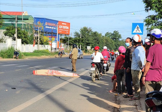 Xe tải nuốt gọn, cán nát xe máy, kéo lê người đàn ông 20 m - Ảnh 2. Xe tải nuốt gọn, cán nát xe máy, kéo lê người đàn ông 20 m - Ảnh 2.