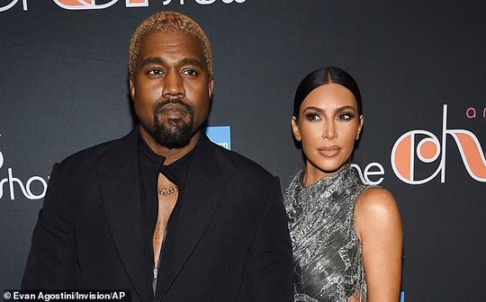 Kim Kardashian khoe tóc bạch kim và đường cong “bốc lửa” - Ảnh 3.