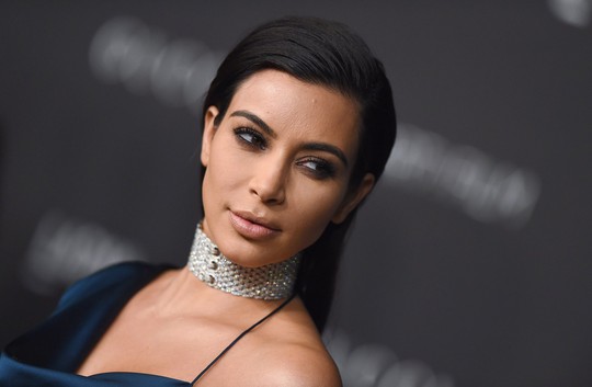 Kim Kardashian khoe tóc bạch kim và đường cong “bốc lửa” - Ảnh 2.