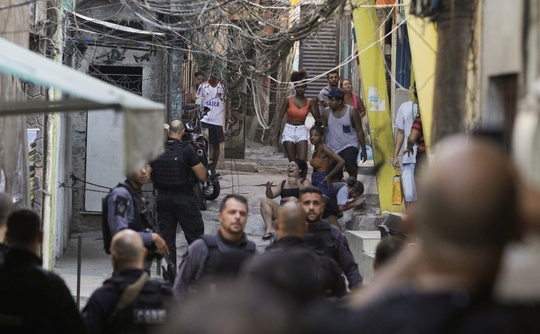 Brazil: Cảnh sát truy quét tội phạm như phim, ít nhất 25 người chết - Ảnh 1.