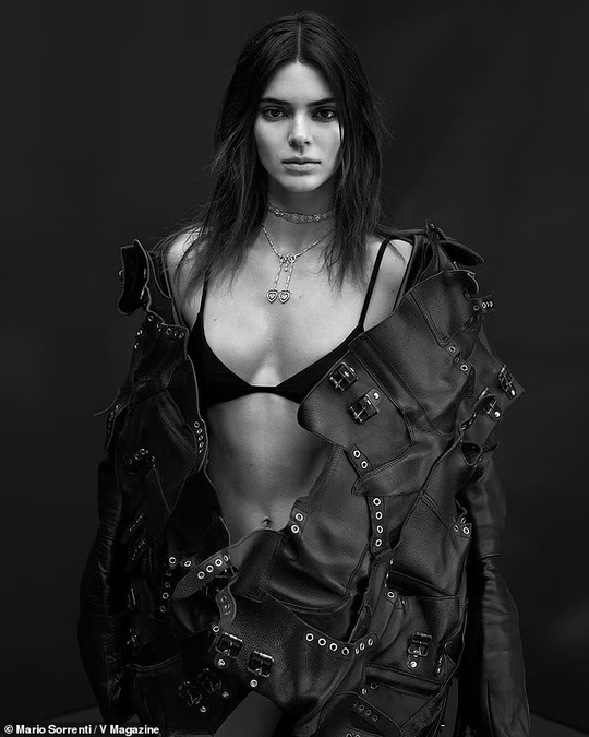 Kendall Jenner và “báo đen” đọ dáng với bikini đen - Ảnh 2.