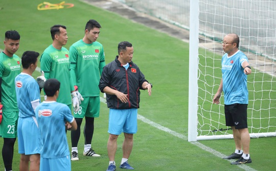 CLIP: Buổi tập đầu tiên của tuyển Việt Nam vắng 3 cầu thủ SLNA nghi F2 phải cách ly - Ảnh 7.