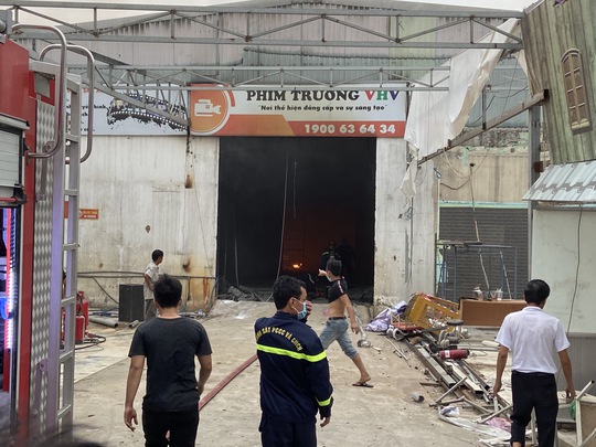 Clip: Phim trường Sao Nam Việt bốc cháy sau một tiếng nổ lớn - Ảnh 1.