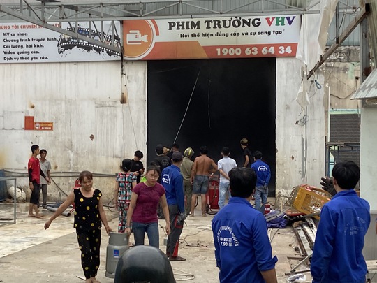 Clip: Phim trường Sao Nam Việt bốc cháy sau một tiếng nổ lớn - Ảnh 2.