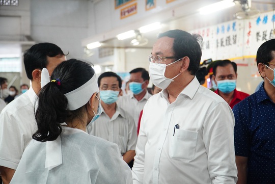 Bí thư Thành ủy TP HCM Nguyễn Văn Nên thăm hỏi gia đình 8 nạn nhân vụ cháy - Ảnh 2.