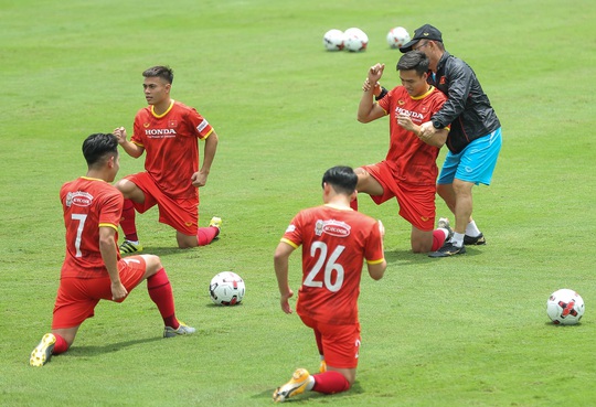 CLIP: Bất ngờ đội tuyển Việt Nam chọn thời điểm giữa trưa “luyện công” - Ảnh 7.