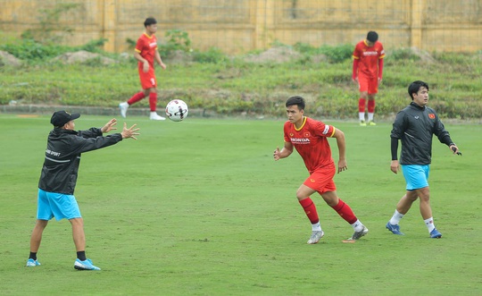 CLIP: Bất ngờ đội tuyển Việt Nam chọn thời điểm giữa trưa “luyện công” - Ảnh 14.