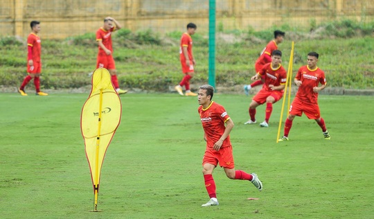 CLIP: Bất ngờ đội tuyển Việt Nam chọn thời điểm giữa trưa “luyện công” - Ảnh 13.