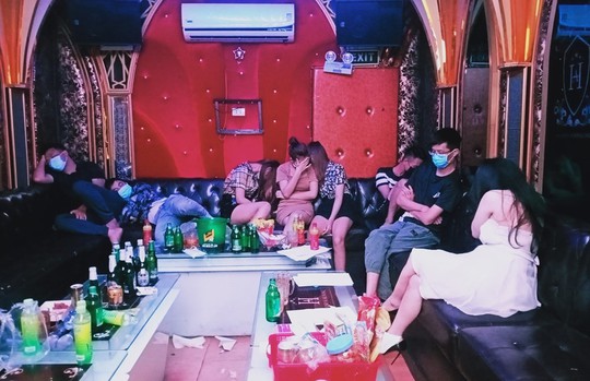 31 dân chơi tụ tập tới quán karaoke New 5 sao bay, lắc giữa mùa dịch - Ảnh 1.