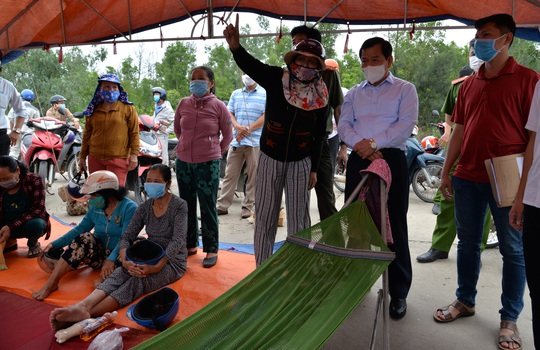 Quảng Ngãi: Chủ tịch tỉnh xin lỗi người dân đang tụ tập trước cổng Nhà máy thép Hòa Phát - Ảnh 1.