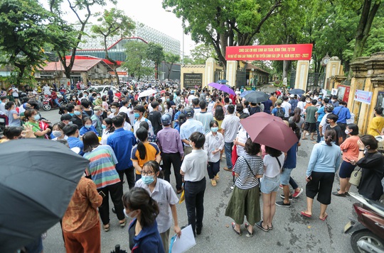 CLIP: Nữ sinh rạng ngời ra khỏi phòng thi vì đề “dễ thở” - Ảnh 3.