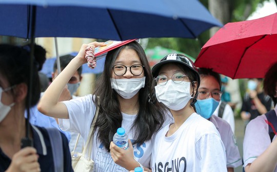 CLIP: Nữ sinh rạng ngời ra khỏi phòng thi vì đề “dễ thở” - Ảnh 2.