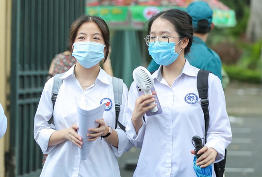 CLIP: Nữ sinh rạng ngời ra khỏi phòng thi vì đề “dễ thở” - Ảnh 9.