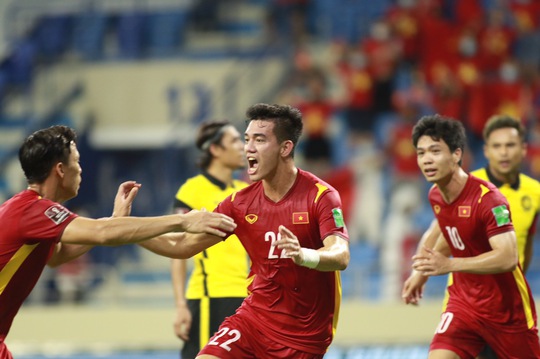 Đội tuyển Việt Nam vào tốp 90 thế giới, hơn Malaysia 68 bậc - Ảnh 1.