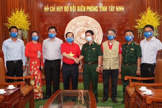 Tặng 10.000 lá cờ Tổ quốc cùng nhu yếu phẩm trị giá 450 triệu đồng cho quân dân biên giới Tây Ninh - Ảnh 8.