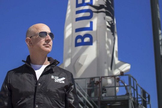“Người giấu mặt” chi khủng cùng tỉ phú Jeff Bezos du hành không gian - Ảnh 1.