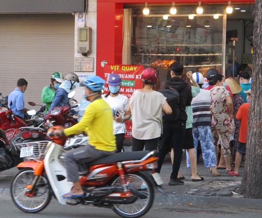 Chợ Tết Đoan Ngọ: Bánh ú nước tro tăng giá sốc, bà nội trợ kêu trời - Ảnh 5.