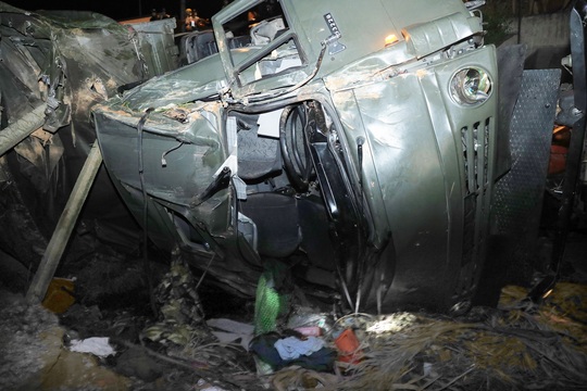 Quảng Nam: Xe tải lao xuống vực, 2 người tử vong - Ảnh 2.