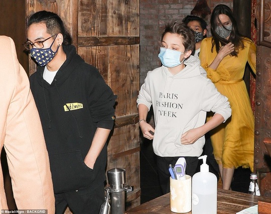 Pax Thiên tháp tùng khi Angelina Jolie đến thăm chồng cũ - Ảnh 4.
