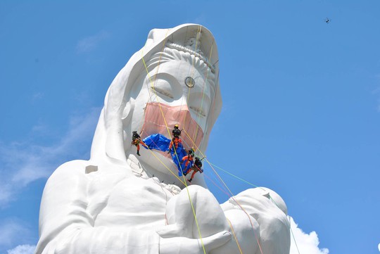 Nhật Bản đeo khẩu trang cho tượng Phật khổng lồ - Ảnh 1.