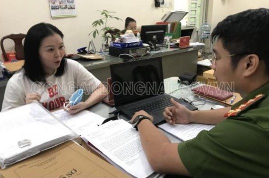 3 nữ quái dựng lên cả văn phòng công chứng giả để lừa bán đất khống - Ảnh 2.