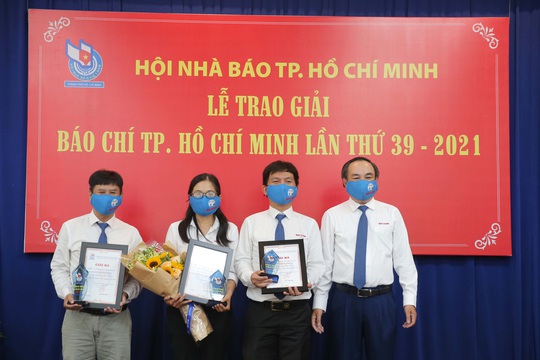 Báo Người Lao Động đoạt 8 giải Báo chí TP HCM năm 2021 - Ảnh 1.