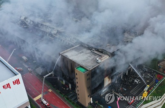 Hàn Quốc: Nín thở chờ phép mầu cho lính cứu hỏa kẹt trong tòa nhà cháy - Ảnh 3.