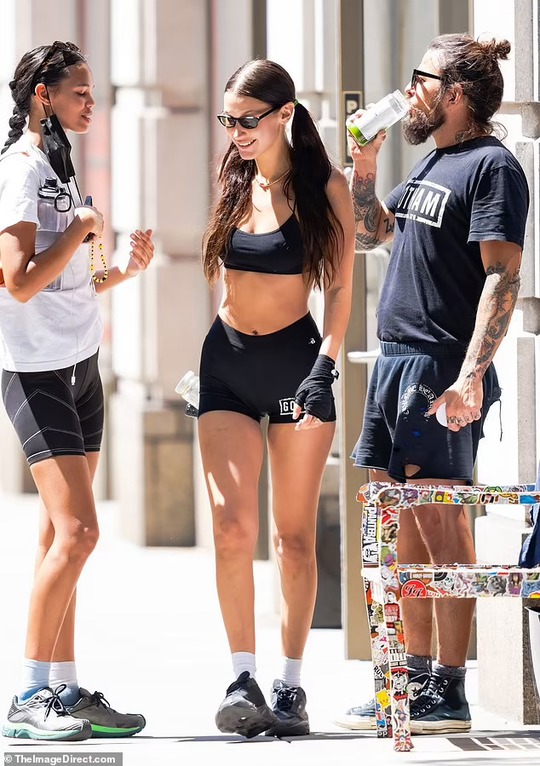 Siêu mẫu Bella Hadid khoe vòng eo săn chắc - Ảnh 2.
