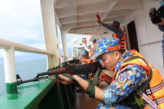Cảnh sát biển trao cờ Tổ quốc và huấn luyện bắn súng pháo trên biển - Ảnh 4.