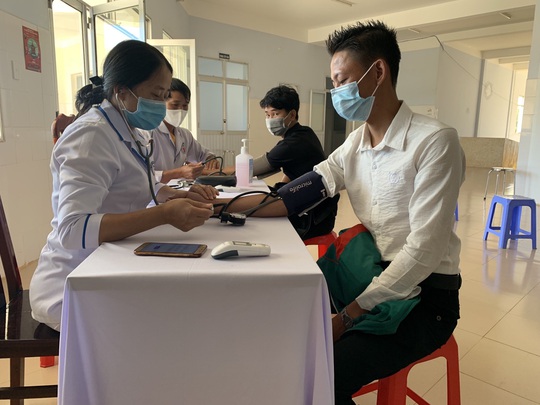 Lâm Đồng, Đồng Tháp và An Giang hỗ trợ tiêm vắc-xin Covid-19 cho người lao động - Ảnh 1.