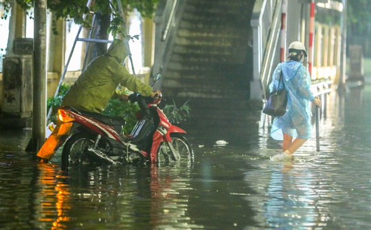 CLIP: Cơn mưa lớn giải nhiệt kéo dài khiến nhiều tuyến đường Hà Nội ngập sâu trong nước - Ảnh 6.