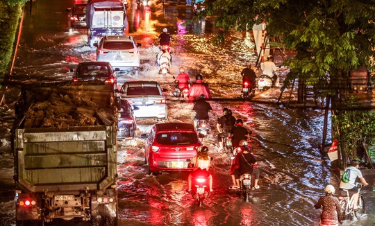 CLIP: Cơn mưa lớn giải nhiệt kéo dài khiến nhiều tuyến đường Hà Nội ngập sâu trong nước - Ảnh 11.