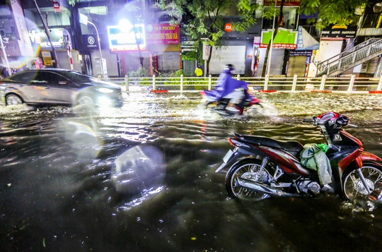 CLIP: Cơn mưa lớn giải nhiệt kéo dài khiến nhiều tuyến đường Hà Nội ngập sâu trong nước - Ảnh 13.