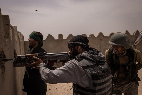 Lãnh chúa và dân thường cầm vũ khí sống chết với Taliban - Ảnh 1.