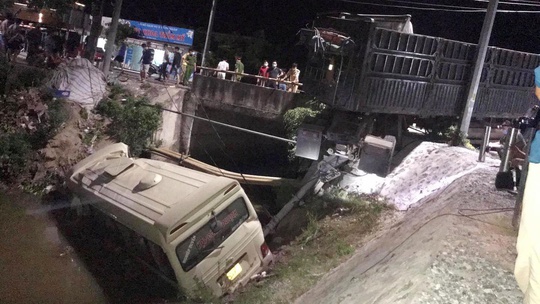 Điều tra vụ xe khách bị tông văng xuống sông khiến 7 người thương vong - Ảnh 1.